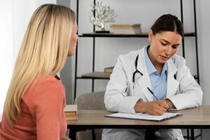 Lee más sobre el artículo Urólogo en Salud Femenina: ¿Cuándo y Por Qué Consultarlo?